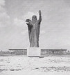 Statua di Leonardo da Vinci davanti alla aerostazione