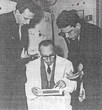 I fratelli Judica Cordiglia insieme al padre Giovanni, medico, che sta esaminando la traccia oscilloscopica del battito cardiaco della cagnetta Laika.