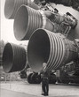 Wernher Von Braun con, sullo sfondo, gli ugelli dei possenti motori di un razzo Saturno
